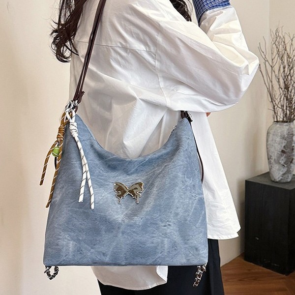 This is a new 2024 autumn and winter fashion and quality chain backpack with a multi-functional and large-capacity single-shoulder crossbody Specification drawing