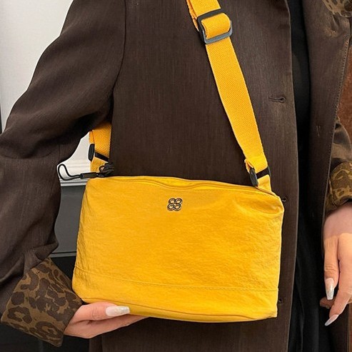 The 2024 new trendy, lightweight, waterproof, multi-layered single-shoulder crossbody bag is a versatile and fashionable Korean-style small backpack for women full figure