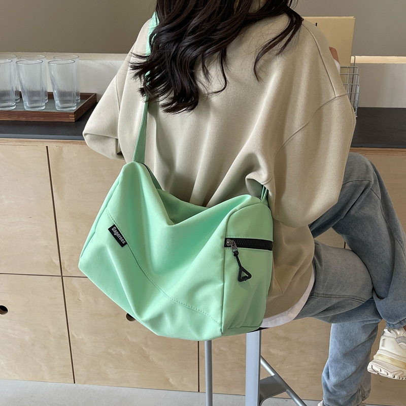 New casual large-capacity sports bag, fashionable and trendy travel single-shoulder crossbody bag, lightweight commuting storage bag for going out details Picture