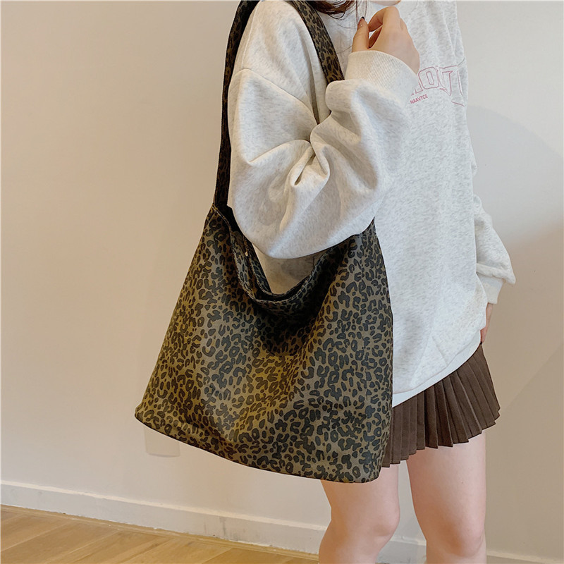 Fashionable leopard print canvas bag, large-capacity single-shoulder bag for women, 2024 new Japanese-style versatile and laid-back casual tote bag details Picture