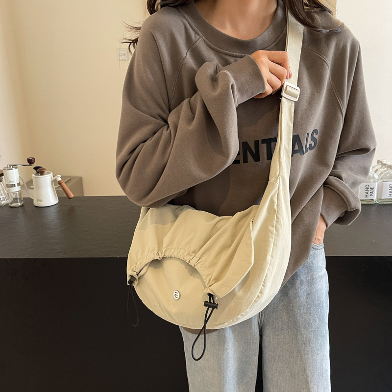 A new cross-border lightweight pleated crossbody bag, a fashionable commuting student hand-held fabric bag with a drawstring at the top, a Japanese-style single-shoulder bag Specification drawing