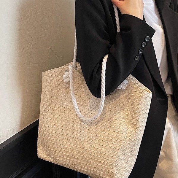 Large-capacity straw woven bag 2025 Summer new style woven beach hand bill shoulder bag, colorful striped casual tote bag Application Scenario