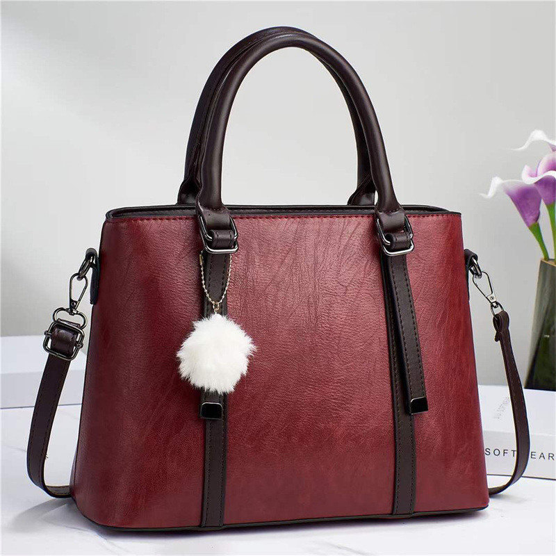 This is a new fashion women's bag made of retro materials for export in the autumn of 2024. It is a trendy crossbody handbag for women and a single-shoulder bag Specification drawing