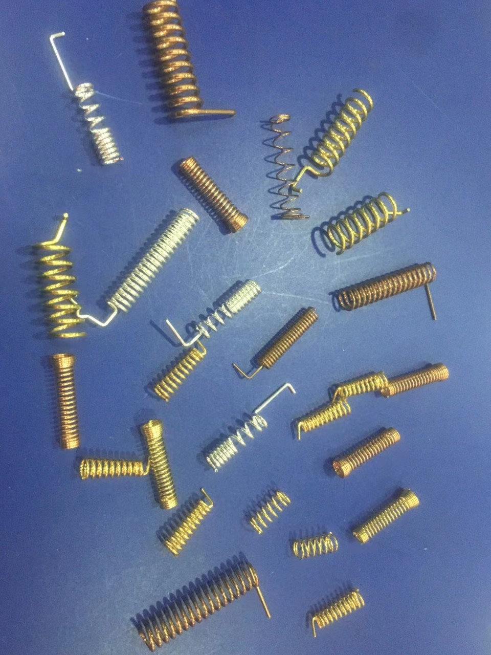 The manufacturer specializes in the production of various gold-plated and silver-plated precision splicing and disassembling spring antenna spring pieces Specification drawing