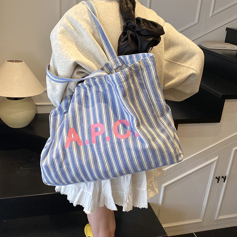 Large-capacity letter tote bag 2025 new Korean version niche fashion single-shoulder bag casual and simple striped handbag Application Scenario