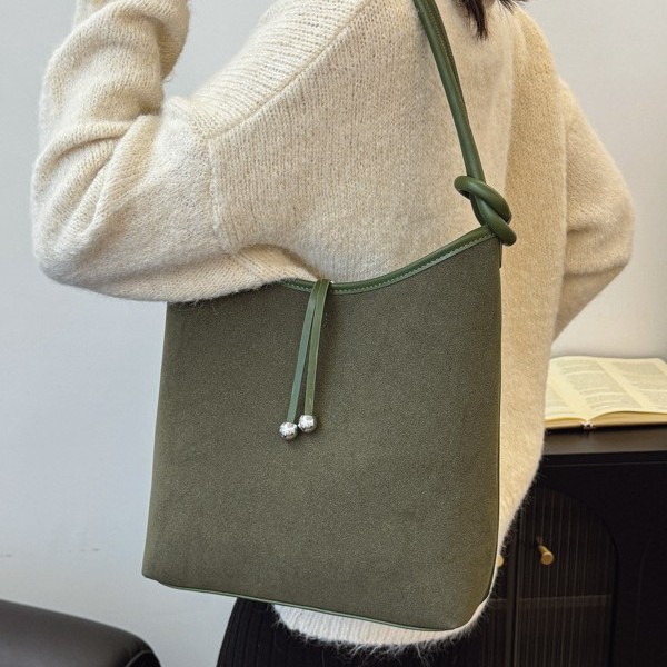 Autumn and winter women's bag, retro matte Korean-style large-capacity 2024 new style fashionable casual commuting single-shoulder armpit bag Application Scenario
