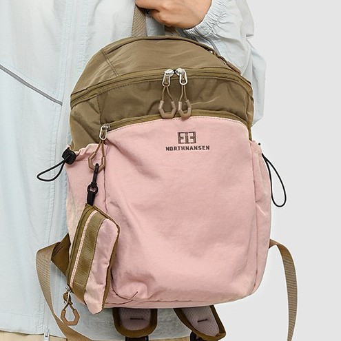 A new high-appeal niche backpack with contrasting colors, a fresh college style backpack, an outdoor sports bag, and a large-capacity backpack Application Scenario