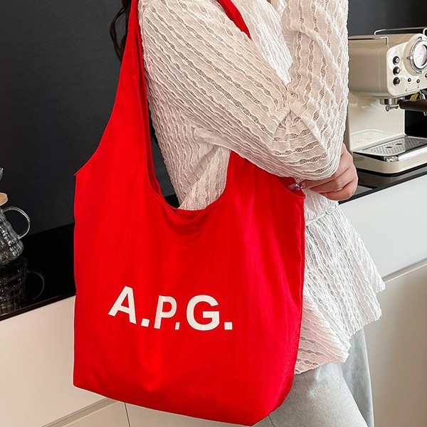 The new Tote simple single-shoulder bag has a large capacity of 2025. It features fashionable characters under the armpits and is suitable for a mother and daughter's spring casual commute Specification drawing
