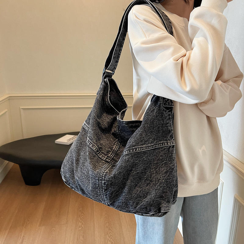 Retro and fashionable large-capacity denim tote bag 2024 new artistic style college student commuting and class single-shoulder bag details Picture