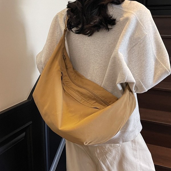 Dumpling Bag for Girls: Simple and laid-back commuting style, large-capacity lightweight single-shoulder bag, casual Korean-style relaxed crossbody bag for class Application Scenario