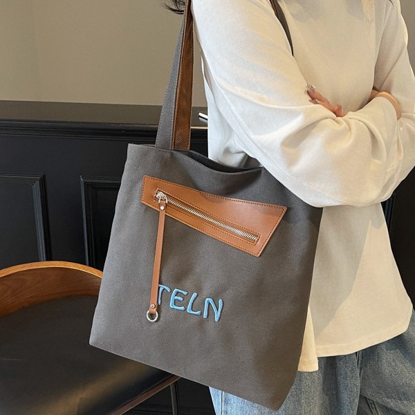Color-blocking, fashionable, casual and versatile commuting canvas bag, large-capacity single-shoulder bag for women, hand-held special bag, and student book bag Application Scenario