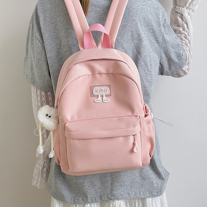 The lightweight backpack is versatile and simple for daily use. It is a light backpack for primary school students and a small account for junior high school students. It is suitable for travel, study Tours and other trips full figure