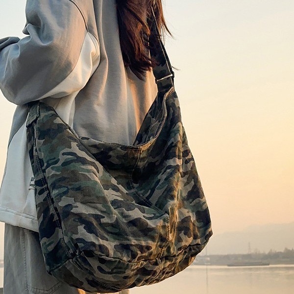 Fashionable workwear style, niche Korean style ins camouflage leopard print canvas bag, versatile large-capacity casual single-shoulder tote bag Application Scenario