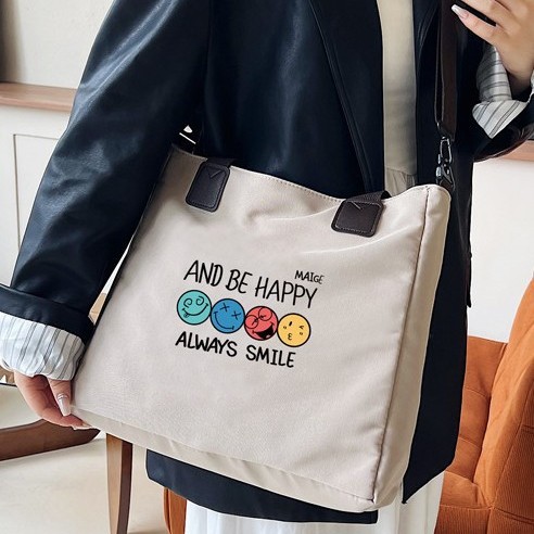 Large-capacity student commuting tote bag 2025 New style artistic ins sailing cloth bag commuting single-shoulder cloth bag Application Scenario