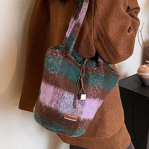 Fashionable and color-blocking woolen underarm bag for women, 2024 new school-style tote bag, casual, trendy and versatile shoulder bag Specification drawing
