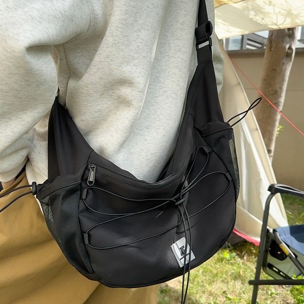 Niche color-blocked crossbody bag, women's large-capacity commuting single-shoulder bag, cycling sports and fitness bag, student cloth bag, dumpling bag Application Scenario
