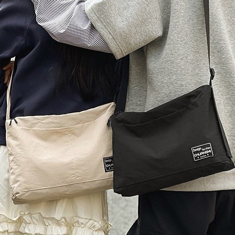 Japanese-style lightweight solid-color crossbody bag, nylon fabric water-resistant single-shoulder bag, mountain-style versatile small square bag, commuter messenger bag full figure