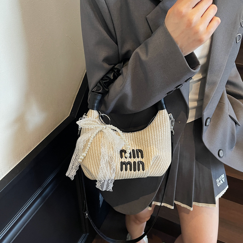 A niche design handbag, a fashionable and trendy small square bag, a new style of high-quality single-shoulder bag with pleated woven crossbody Application Scenario