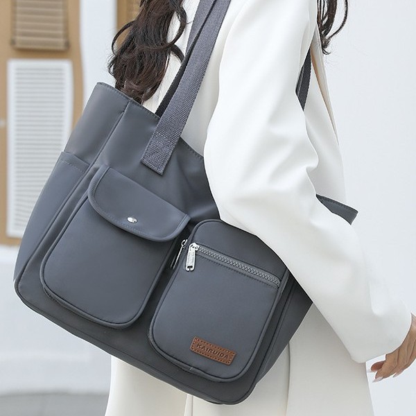 This is a new, simple and fashionable handbag for women. It is a large-capacity, trendy and high-quality nylon multi-layered single-shoulder bag Specification drawing