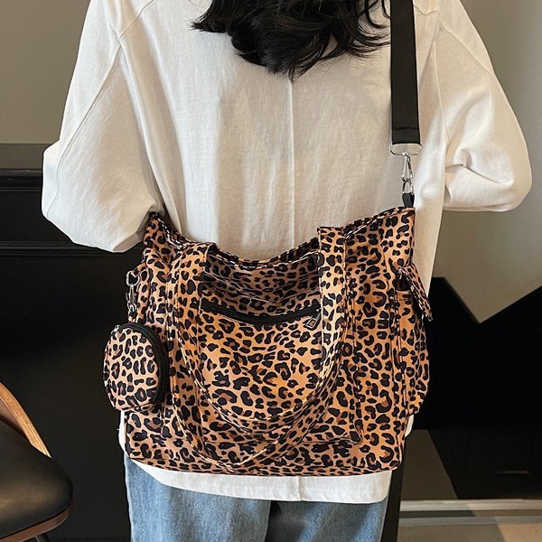 Fashion Women's Bag 2025 New Tote bag with leopard print and animal print, large-capacity single-shoulder hand-carry canvas shopping bag Application Scenario