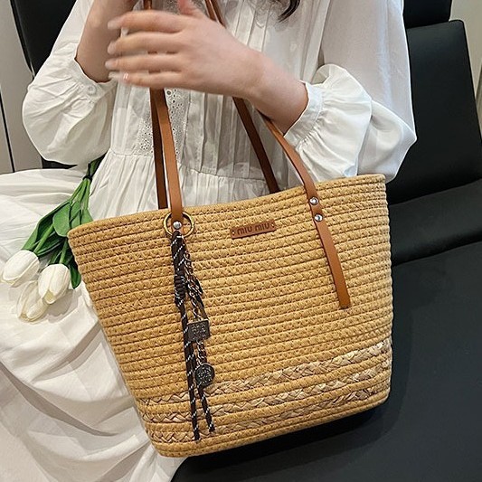 A new large-capacity, stylish and trendy bucket bag for women in 2025, a fashionable straw woven handbag details Picture