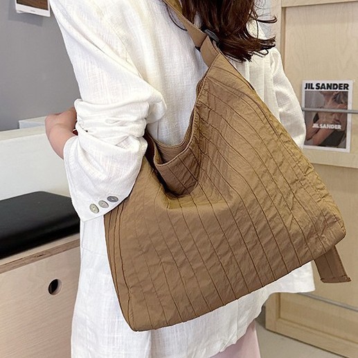 Large-capacity underarm bag for women, 2024 new style simple and high-quality commuter crossbody bag, fashionable college student fabric tote bag Application Scenario