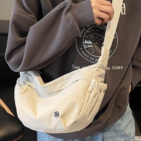 A new lightweight crossbody bag with a large capacity nylon bag for women, a casual and sporty dumpling bag for commuting to work full figure