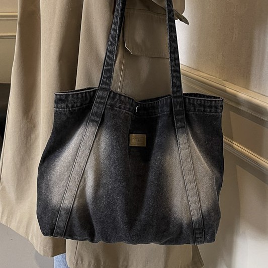 A new spring 2025 vintage, niche, casual tote bag and women's single-shoulder bag made of washed denim for export Application Scenario