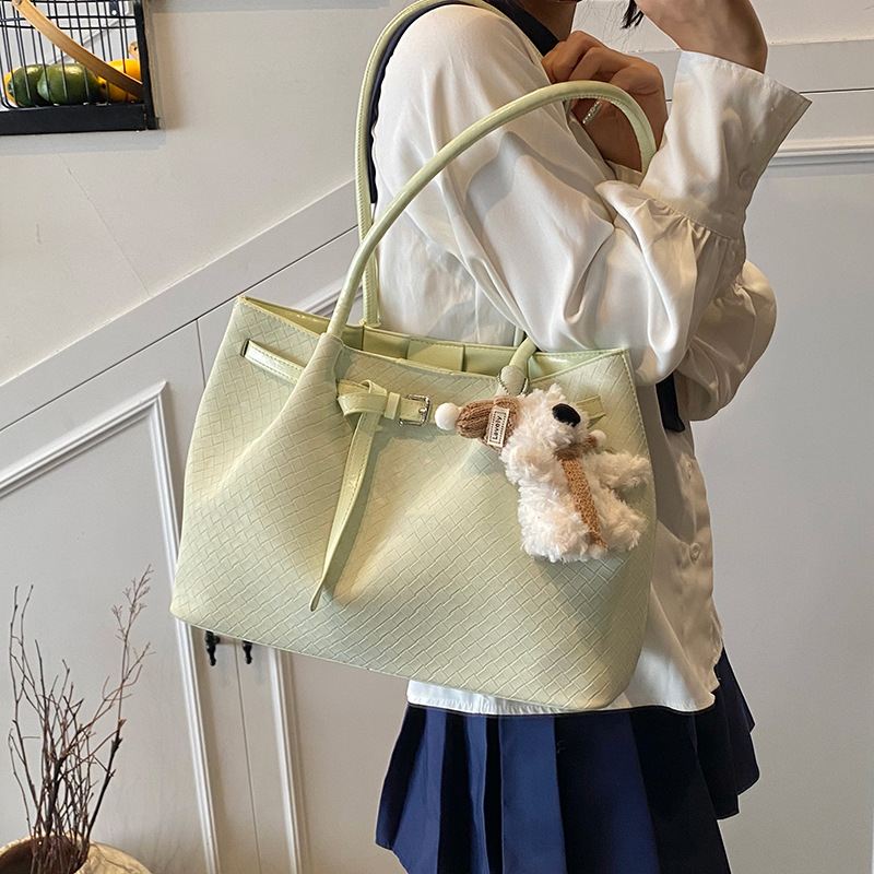 A large-capacity, niche hand-held tote bag for women 2025, a new trendy, fashionable, versatile and high-quality single-shoulder crossbody bag details Picture