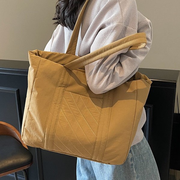 Tote large-capacity casual handbag, commuter shopping bag, simple and elegant, convenient for storage during travel, Tote single-shoulder bag Application Scenario