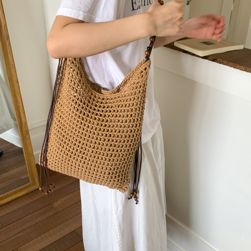 Hollowed-out woven fashionable large-capacity bucket bag for women, new summer 2025 vacation style, beach and seaside straw woven single-shoulder bag Application Scenario