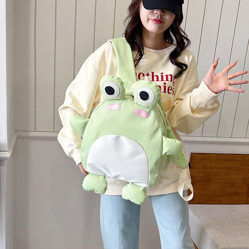 This three-dimensional and cute little frog cartoon backpack is a must-have for girls and versatile. It's a trendy small backpack for students' daily storage details Picture