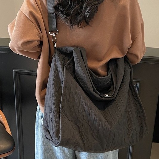 2025 New style simple and artistic single-shoulder fabric bag for girls, sports commuting tote bag, large-capacity underarm bag for women Application Scenario