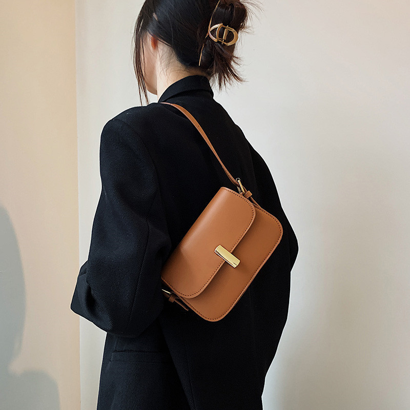 The 2021 new trendy and retro crossbody bag for women, a casual and fashionable new simple single-shoulder bag details Picture