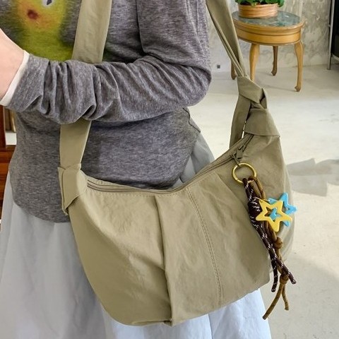 New canvas bags for spring and summer: simple, casual, large-capacity commuting single-shoulder bag, versatile crossbody bag for women, trendy crossbody bag Application Scenario