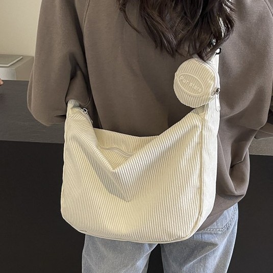 This corduroy bag features a laid-back and simple Japanese artistic style, a single-shoulder crossbody, and a casual Korean-style simple striped velvet underarm bag Specification drawing