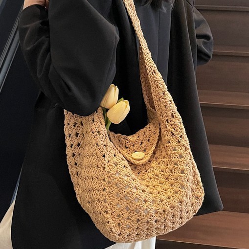 This is a new trendy and fashionable underarm bag for women with a single shoulder, laid-back and casual style in 2025. It features a large capacity woven style and is versatile Specification drawing