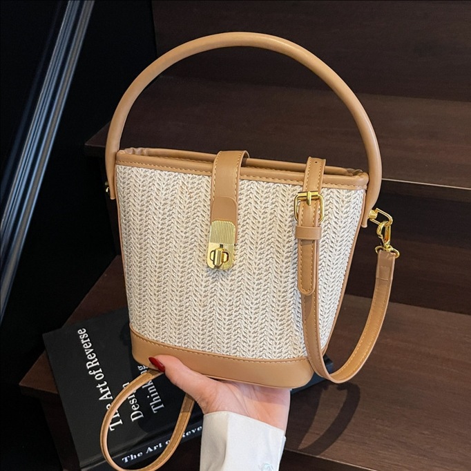 The new 2025 trendy and fashionable woven hand-held bucket bag features a high-end texture and a niche design. It is a single-shoulder crossbody bag full figure