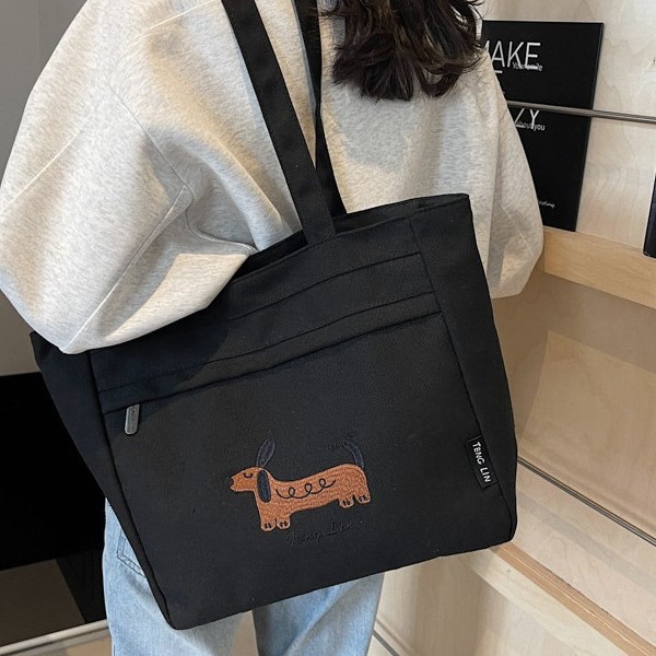 Large-capacity single-shoulder handbag 2025, stylish crossbody spring fashion trend, niche design simple bag tote bag Application Scenario