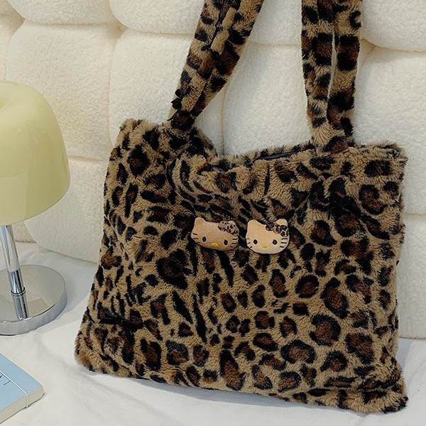 Cute bag for women 2024 autumn/Winter new fashionable leopard print handbag, plush bag, sweet and cool casual single-shoulder armpit bag Application Scenario