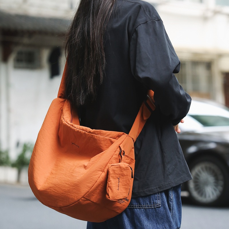Neutral and artistic style crossbody bag, mother's shoulder bag, retro and versatile fabric bag, light and simple Japanese sporty single-shoulder bag full figure