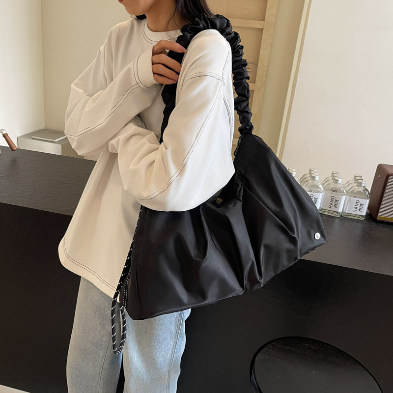 Pleated large-capacity tote bag for women, 2025 new Korean style trendy and fashionable single-shoulder bag, casual and sporty handbag for going out Application Scenario