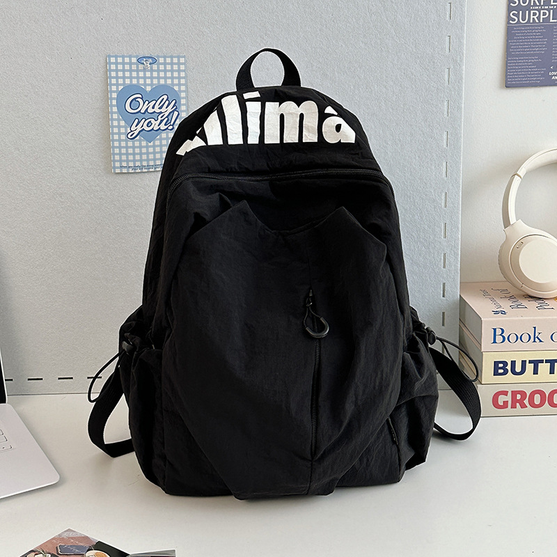 This is an Instagram niche, lightweight, water-resistant backpack for high school students, both male and female, with large capacity for sports and outdoor backpacks Application Scenario