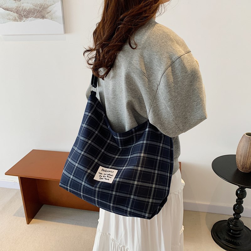 Versatile ins crossbody bag for women, 2024 new retro checkered tote bag, college style, large capacity single-shoulder underarm bag details Picture