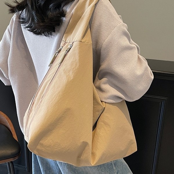 New large-capacity tote bag for women, simple solid color, niche and laid-back style single-shoulder bag, casual commuting and shopping fabric bag Application Scenario