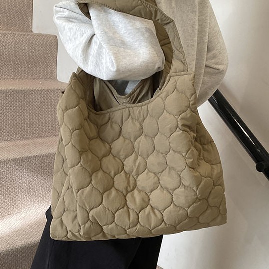 New winter Korean-style quilted fabric bag, a casual and artistic underarm bag for ladies, a fashionable large-capacity hand-held shoulder bag details Picture