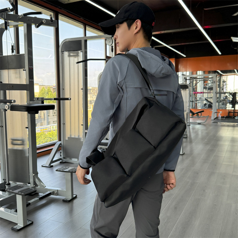 New trendy multi-pocket travel bag for men and women, fashionable and lightweight hand-held luggage bag, dry and wet separation yoga fitness bag Application Scenario