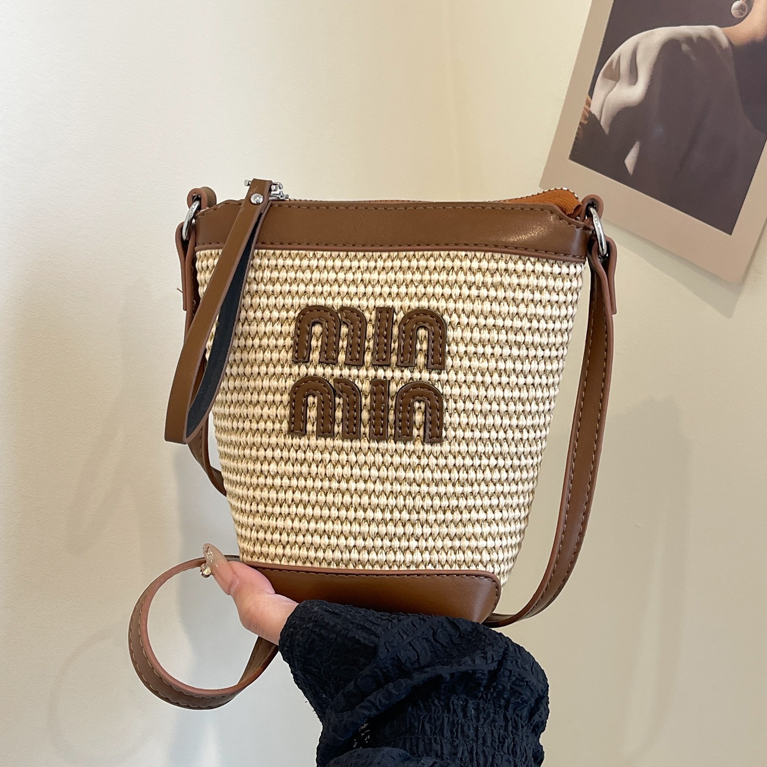 Fashionable color-blocking straw-woven mobile phone bag for women 2025 new trendy spring bucket bag, hand-held shoulder crossbody bag for women full figure