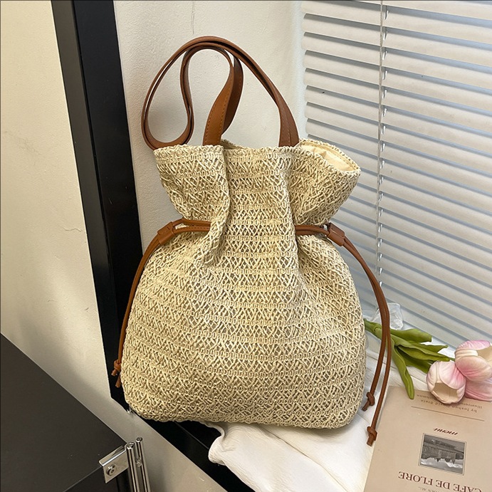 Trendy casual large-capacity straw woven bucket bag for women 2025 new style drawstring woven seaside vacation beach single-shoulder bag full figure