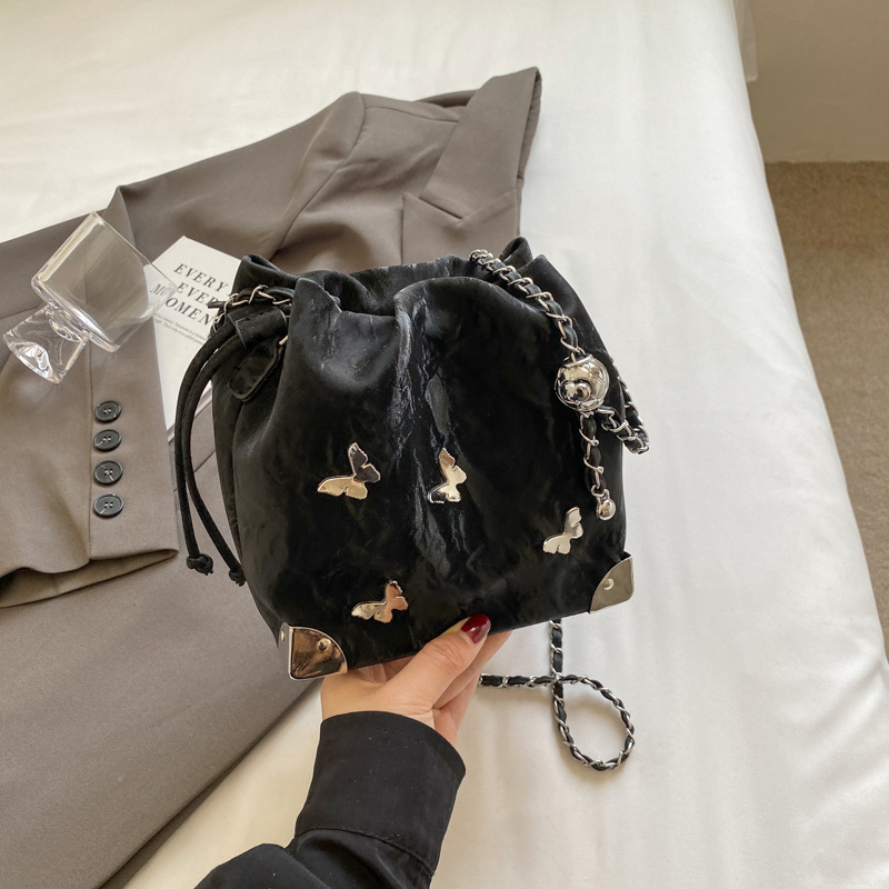 Fashionable pleated drawstring bucket bag for women, Korean style trendy butterfly single-shoulder bag, niche design, simple chain crossbody bag Specification drawing